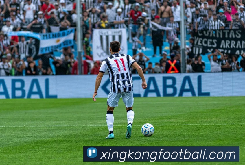 赖因德斯回忆父亲严格管教与兹沃勒踢球打工的艰辛岁月