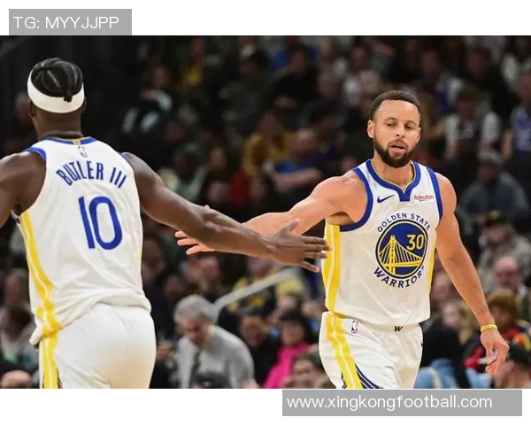 库里赞扬队友表现出色强调团队合作的重要性与团结精神